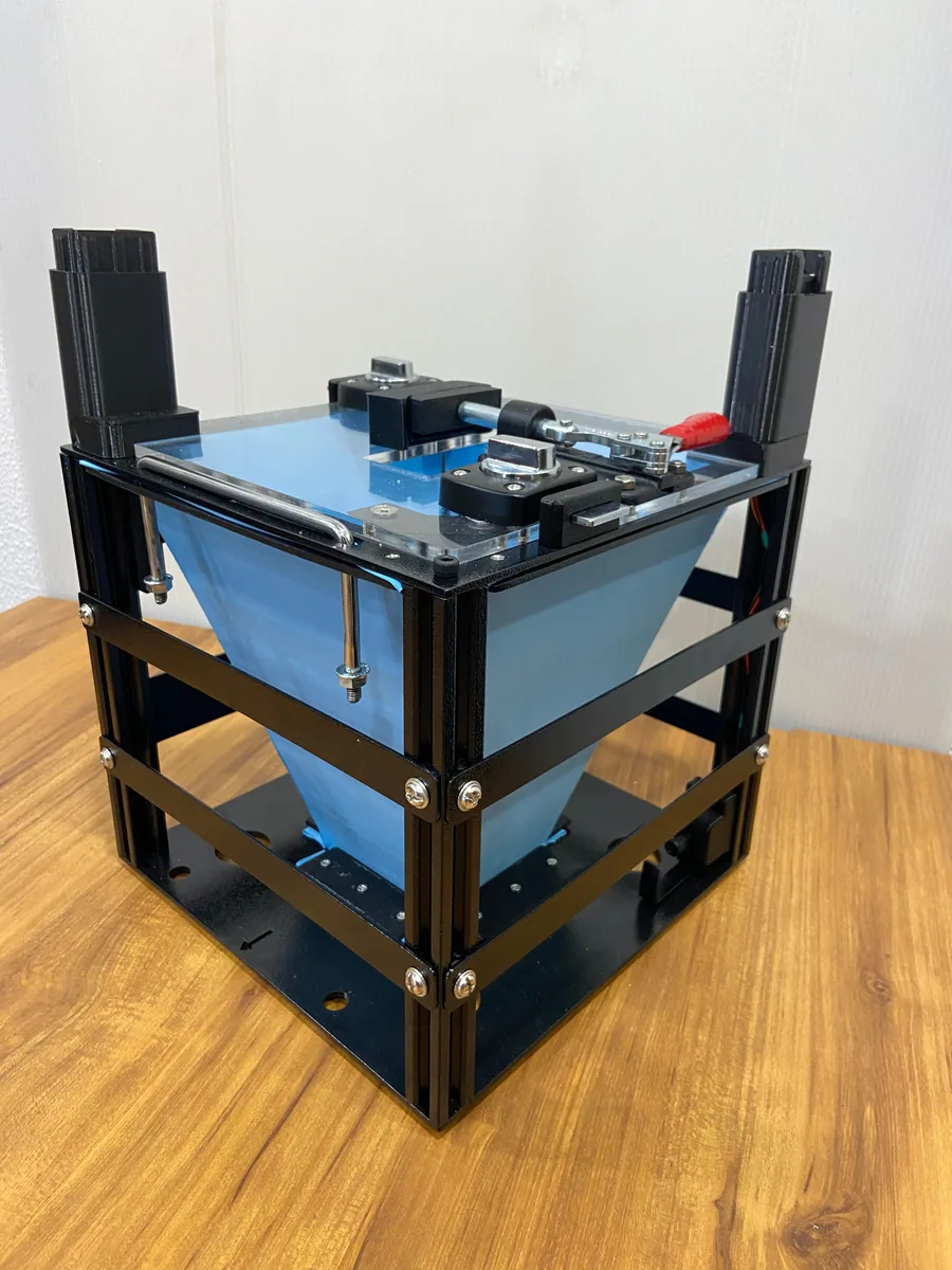 Internal chassis of the organ transport box with the blue membrane support