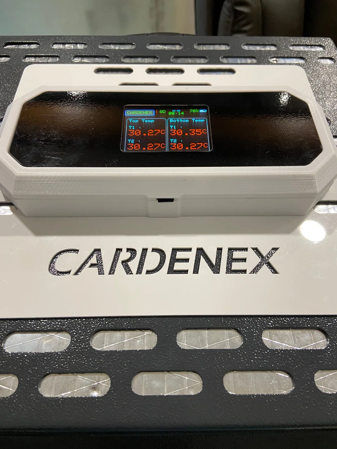 Temperature display set into the lid of the organ transport box showing two sensor readings