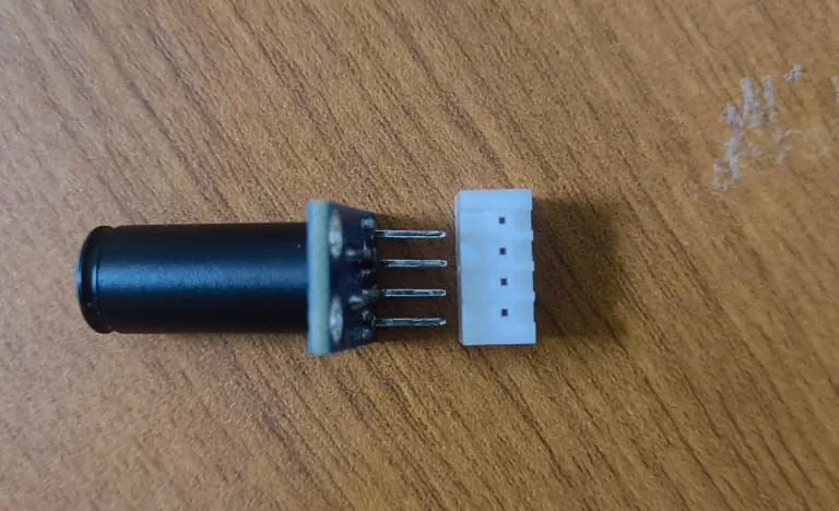 Temperature sensor probe with its connector, selected for the organ transport box