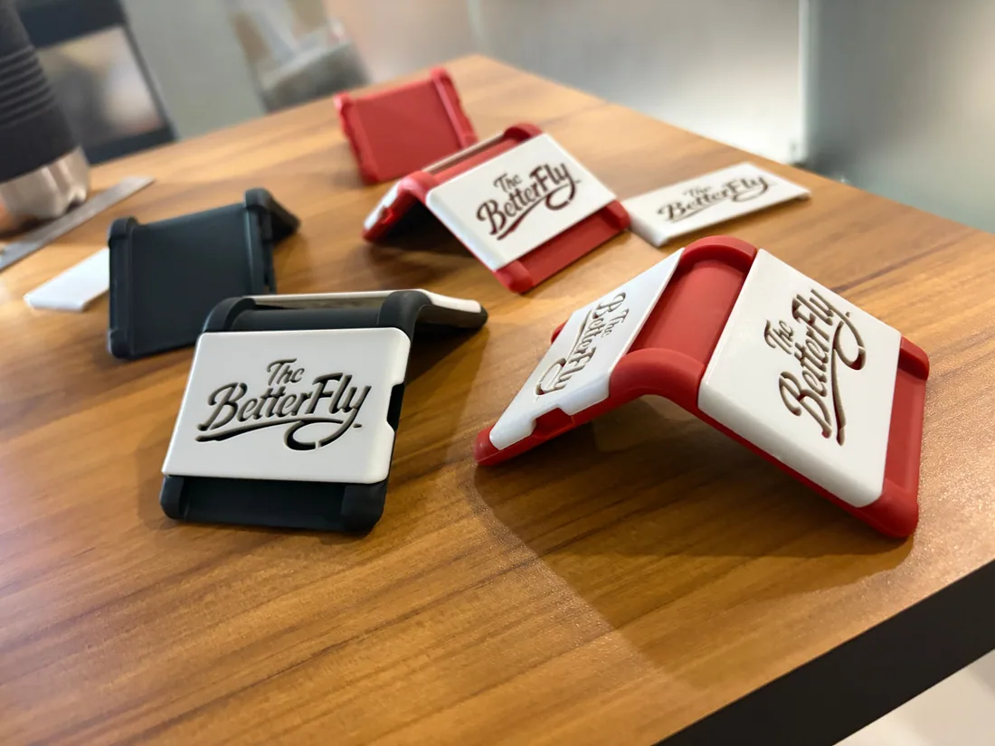 Finished grip-free fitness cuffs in red, black and white on a wooden table