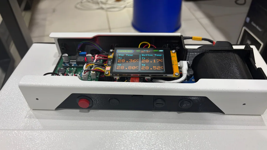Temperature display and control buttons in the side panel of the organ transport box